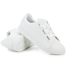 Baskets Blanches Avec Un Ruban 3