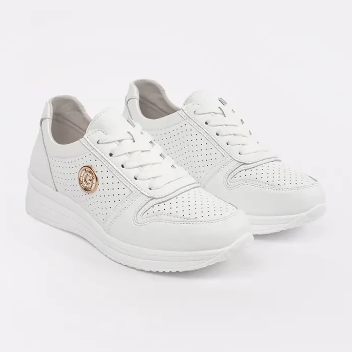 Goodin Baskets en cuir naturel blancs avec un ornement blanche 1