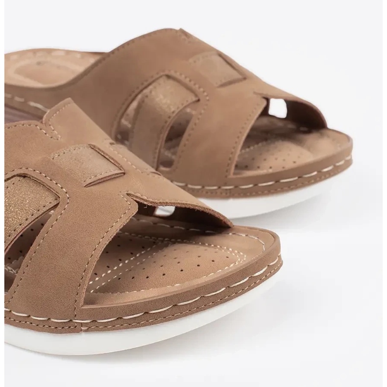 Slippées confortables sur des coins beiges bas 1