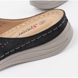 Slippers des femmes noires sur une semelle épaisse 1