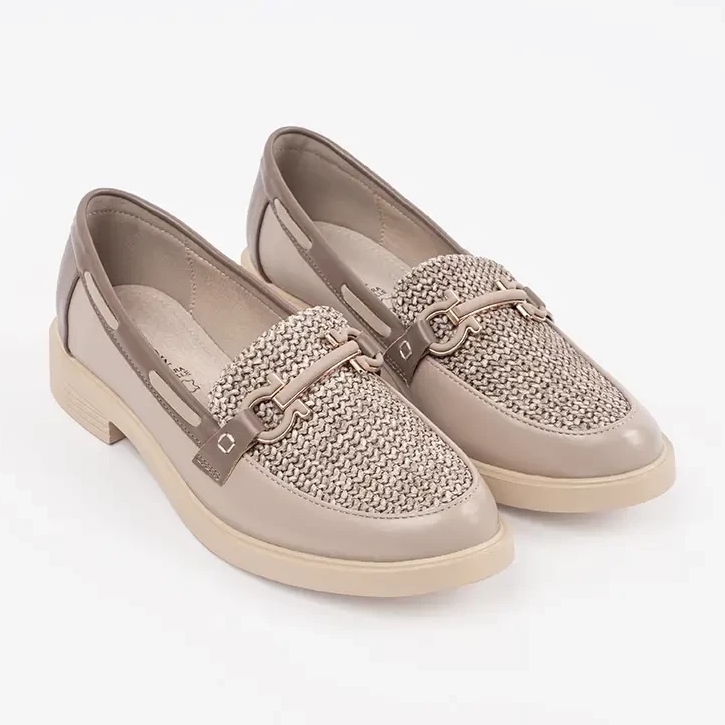 Goodin Mocassins beige avec un insert en cuir décoré d'une chaîne 1