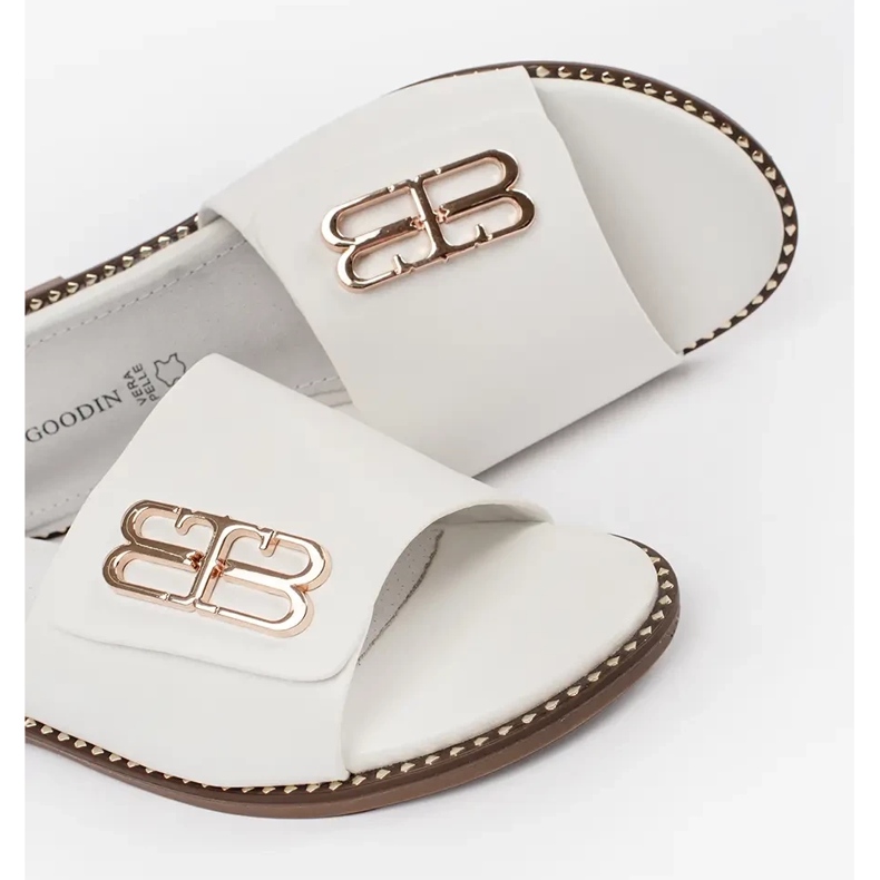 Goodin Les tongs des femmes blanches avec une semelle plate avec un ornement 1
