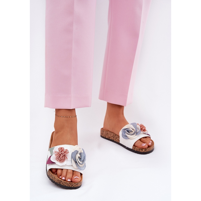 Les tongs pour femmes avec des fleurs sur une plate-forme de liège blanc blanche 2