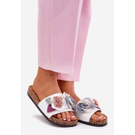 Les tongs pour femmes avec des fleurs sur une plate-forme de liège blanc blanche 1