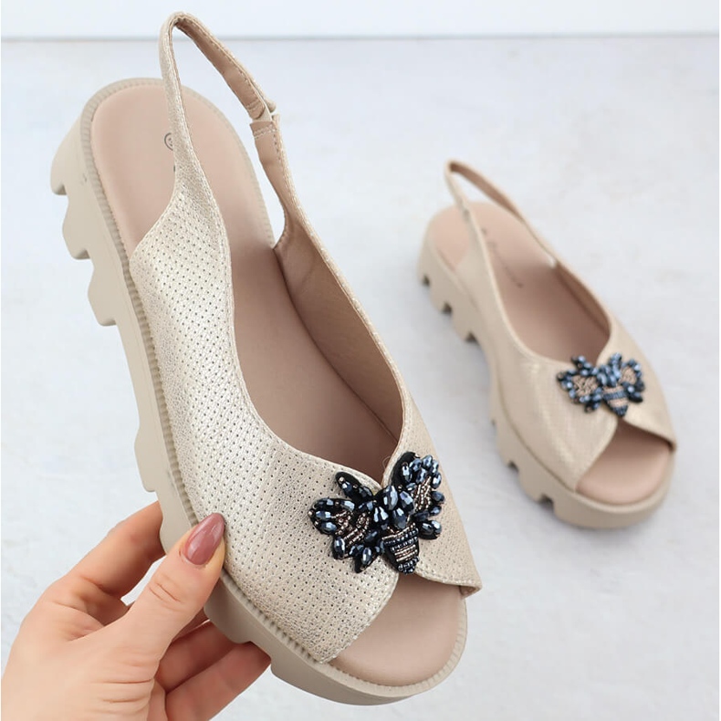 Sandales féminines sur la plate-forme perforées Metallic Golden Potocki SZ12610 doré 1