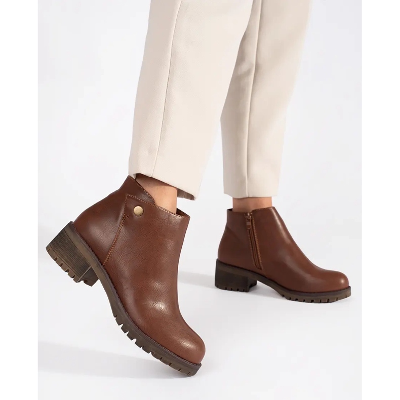 Bottes marron isolées en éco-cuir brun 1 Bottes marron isolées en éco-cuir brun 1