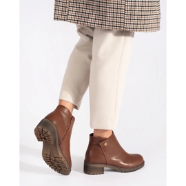 Bottes marron isolées en éco-cuir brun 2
