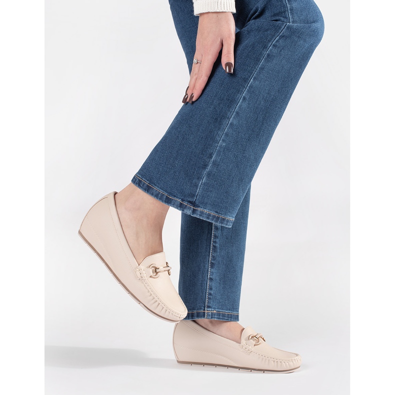 Goodin Mandards beige sur un coin bas avec un ornement 2