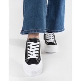 Baskets noires et blanches à semelle épaisse 2