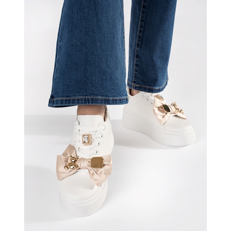 Baskets blanches et dorées avec ajouts dorés 2