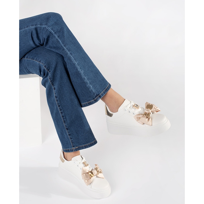 Baskets blanches et dorées avec ajouts dorés 1