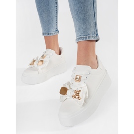 Baskets blanches avec ajouts dorés 1