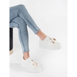 Baskets blanches avec ajouts dorés 2