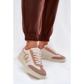 Chaussures de sport féminines basses avec beige en cuir écologique 2 Chaussures de sport féminines basses avec beige en cuir écologique 2