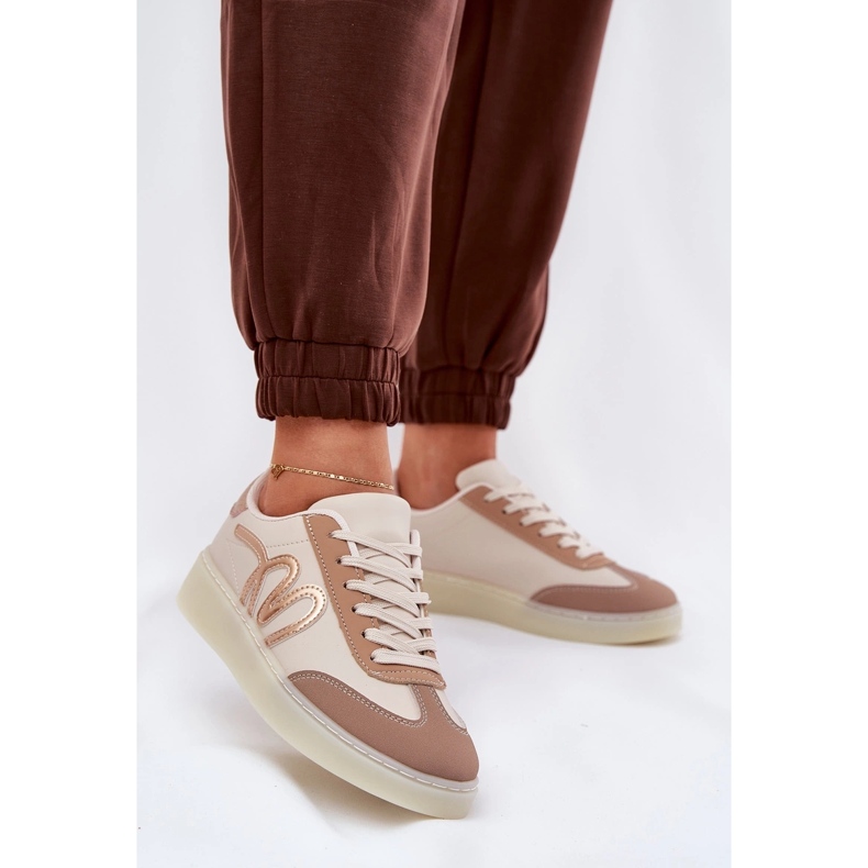 Chaussures de sport féminines basses avec beige en cuir écologique 2 Chaussures de sport féminines basses avec beige en cuir écologique 2