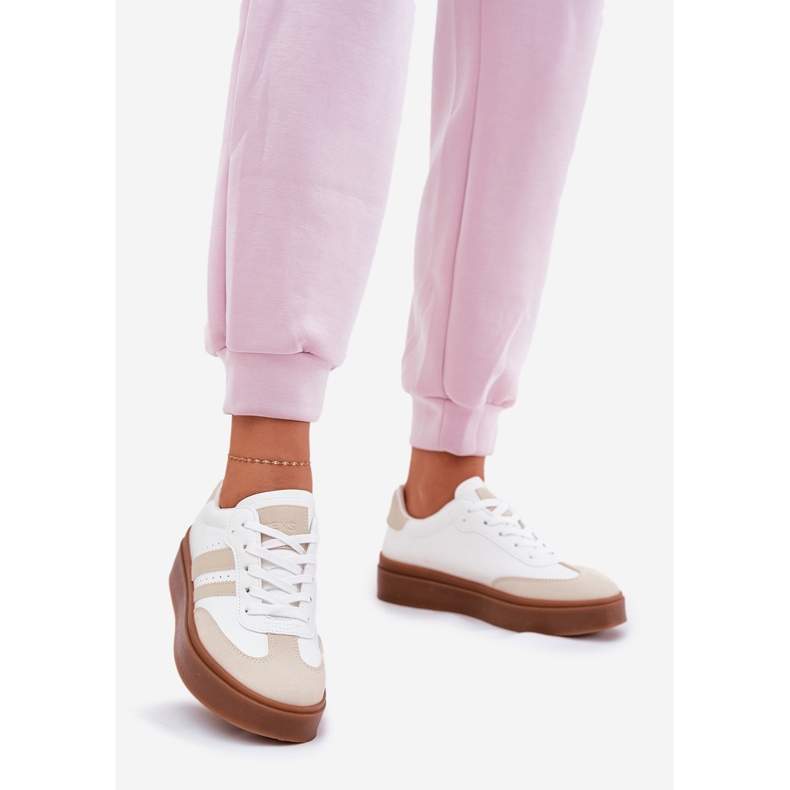 Baskets pour femmes sur la plate-forme avec un beige en cuir écologique et blanc 1