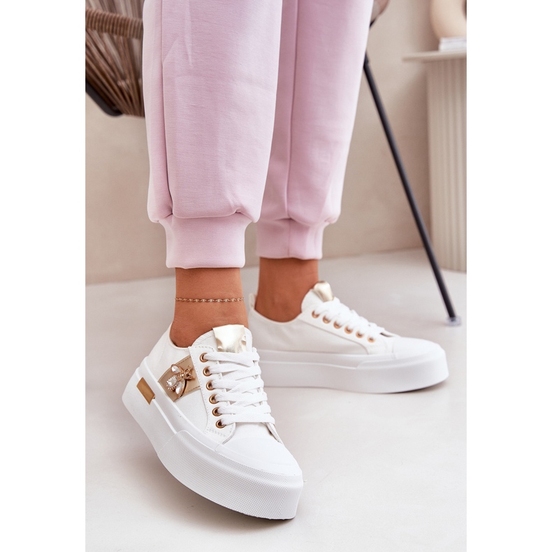 Baskets pour femmes sur la plate-forme avec un détail décoratif blanc 2