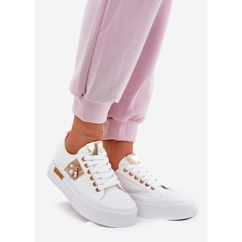 Baskets pour femmes sur la plate-forme avec un détail décoratif blanc 1