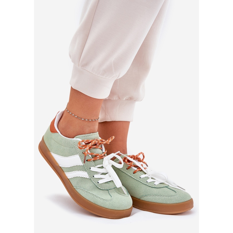 Baskets féminines basses avec vert à double laçage 1