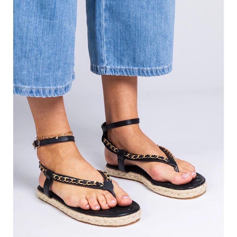 Sandales noires décorées d'une chaîne 2