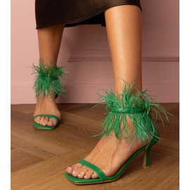 Sandales vertes sur une épingle avec des plumes 1