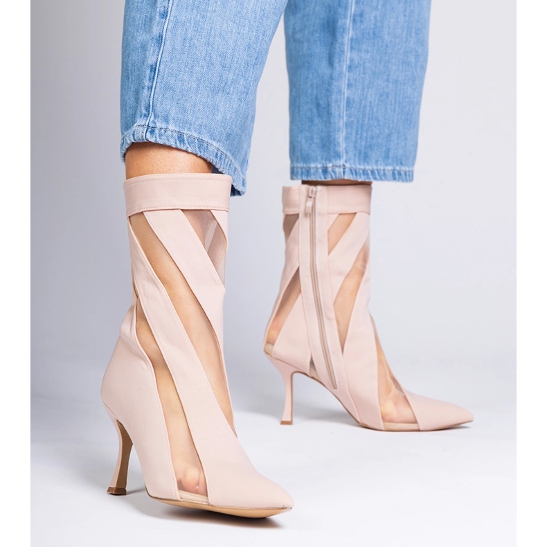 Bottes en satin beige avec un maillage sur un talon haut 1