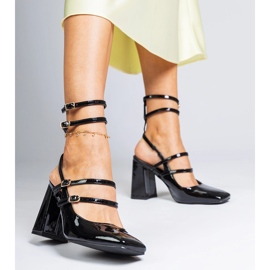 Les sandales noires ont été vernies sur le poteau 1