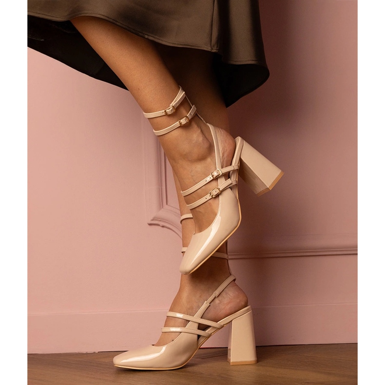 Escarpins laqués beiges à talon haut 1