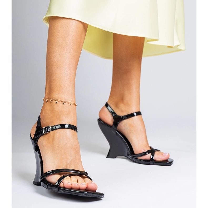 Sandales de coin pour femmes à verni noir 1