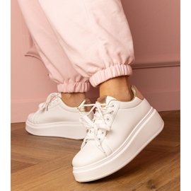 Baskets sportives blanches et or sur la plate-forme 2