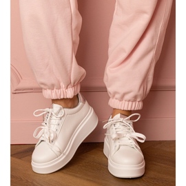 Baskets sportives blanches et argentées sur la plate-forme 1