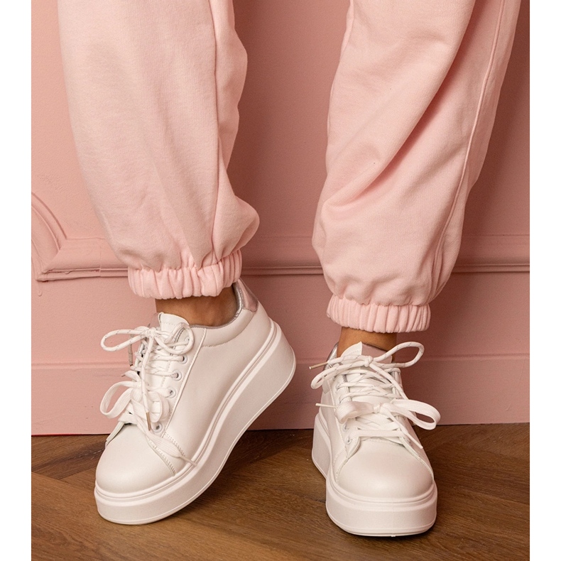 Baskets sportives blanches et argentées sur la plate-forme 1