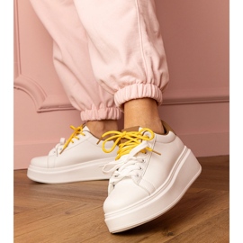 Baskets sportives brun blancs sur la plate-forme 1