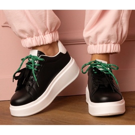 Baskets sportives noires sur la plate-forme 1