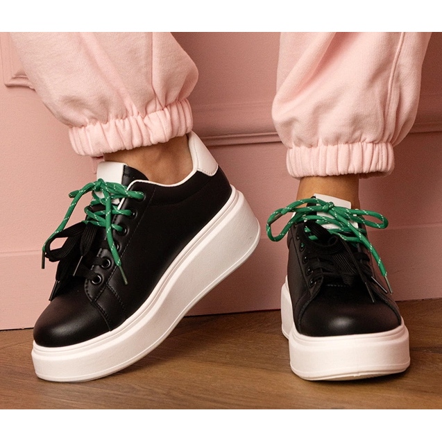 Baskets sportives noires sur la plate-forme le noir 1