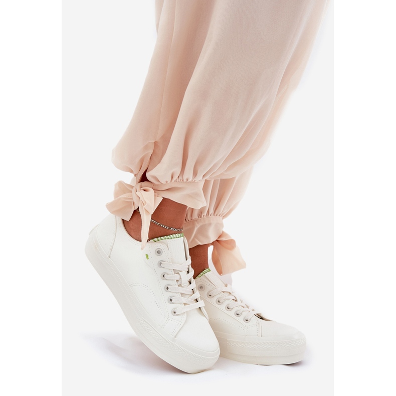 Baskets féminines sur la plate-forme avec éco en cuir Big Star RR274A295 blanc 1