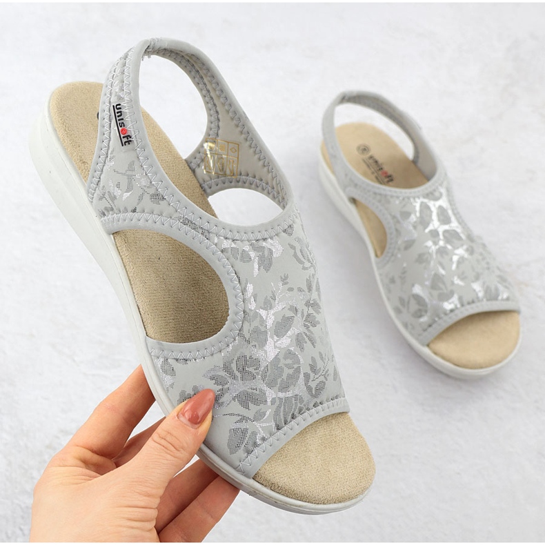 Sandales féminines sur une éruption cutanée flexible avec des fleurs gris unisoft 7196 1