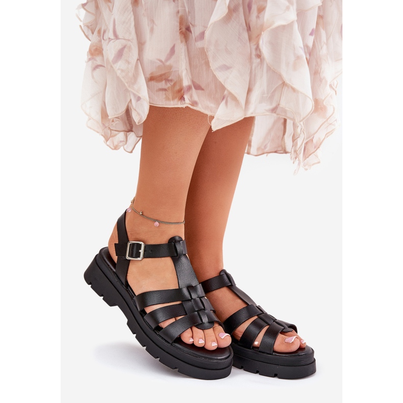 Sandales féminines en cuir eco sur la plate-forme noire 1