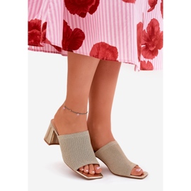 Talons des femmes avec du pistil doré 2