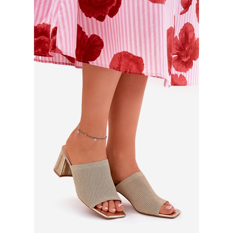 Talons des femmes avec du pistil doré 2