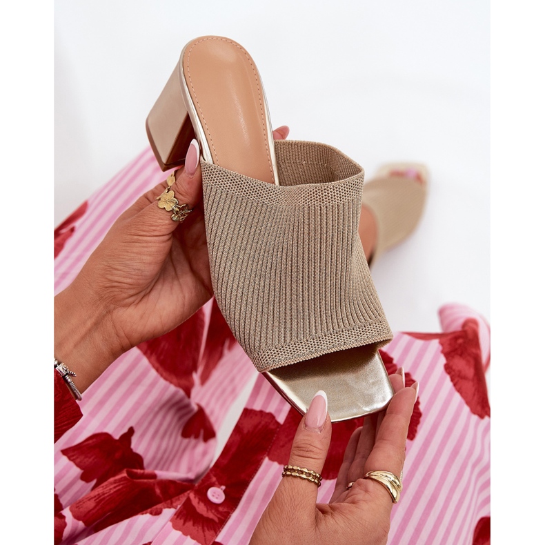 Talons des femmes avec du pistil doré 1