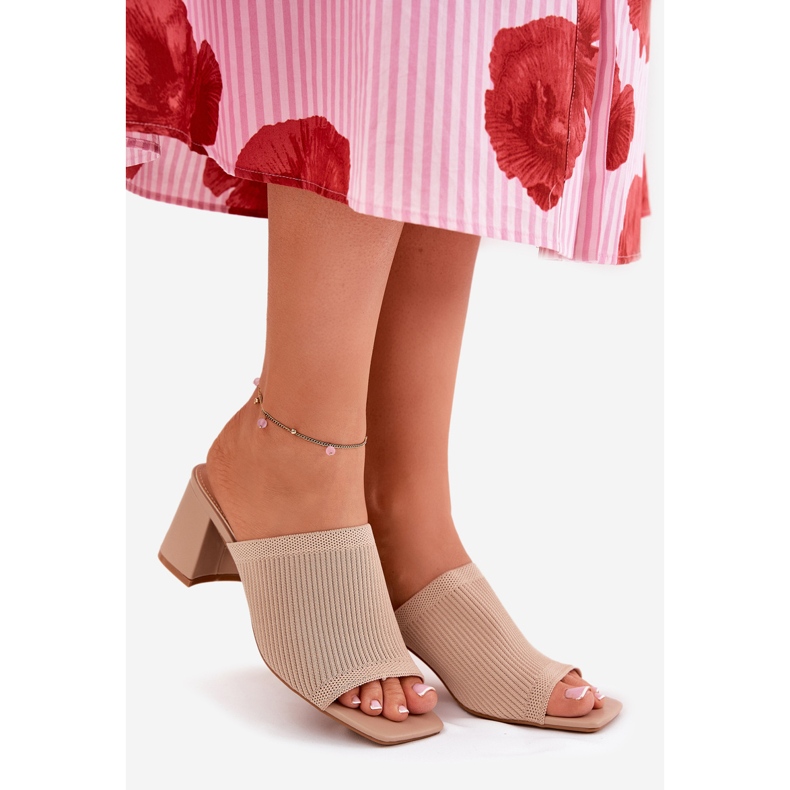 Talons de femmes comme beige 1