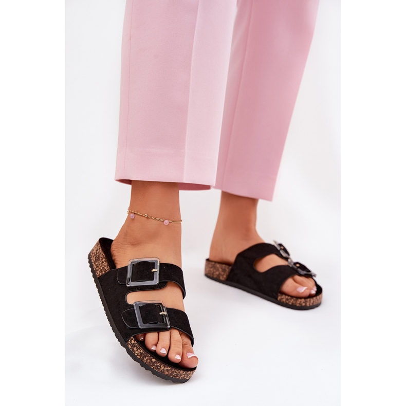 Les tongs des femmes avec des pinces sur la semelle noire de la semelle en liège 2