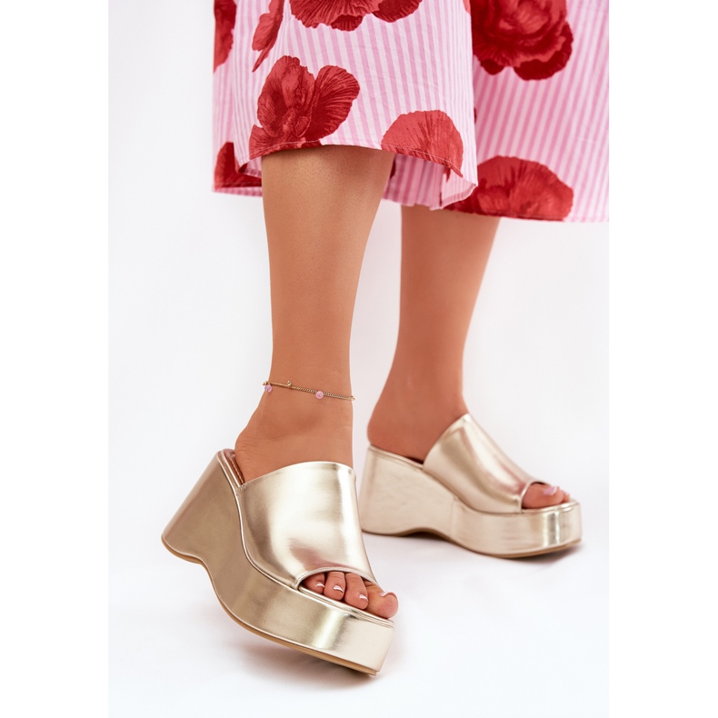 Slippers pour femmes en cuir Eco sur la plate-forme et cales d'or 2 Slippers pour femmes en cuir Eco sur la plate-forme et cales d'or 2