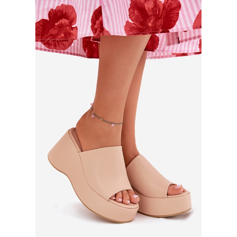 Slippers pour femmes en cuir Eco sur la plate-forme et coins beige 2 Slippers pour femmes en cuir Eco sur la plate-forme et coins beige 2