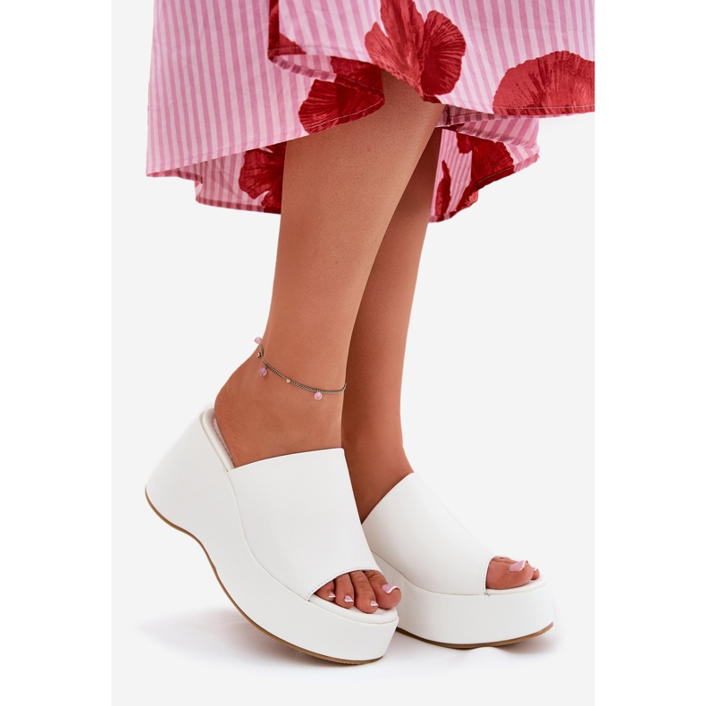 Slippers pour femmes en cuir Eco sur la plate-forme et coins blancs 1