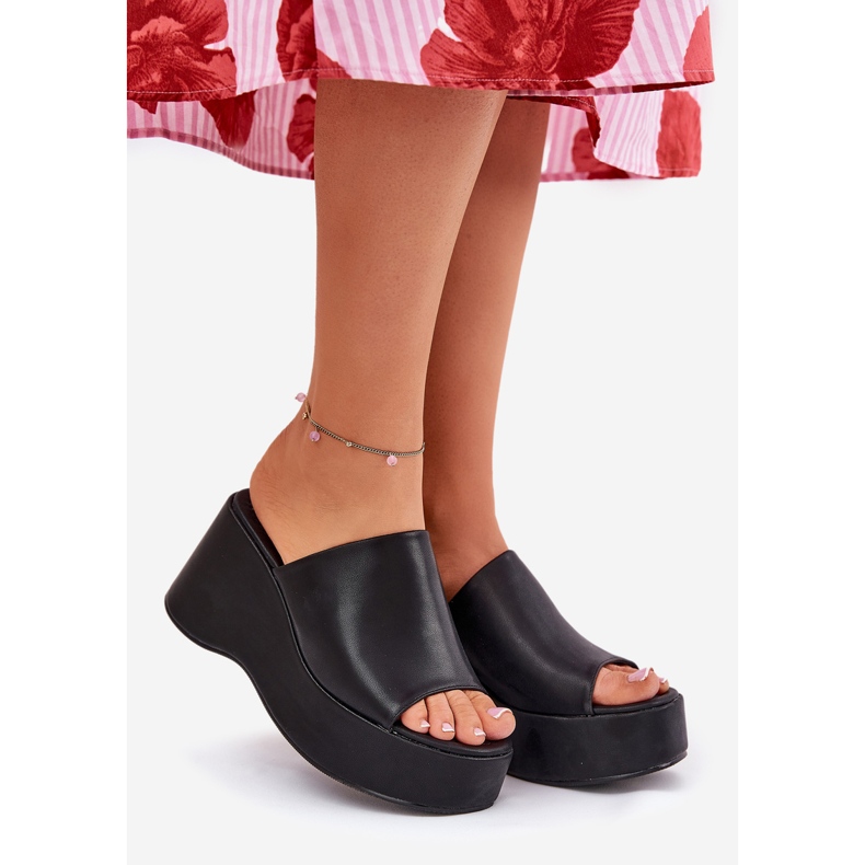 Slippers pour femmes en cuir Eco sur la plate-forme et coins noirs 2