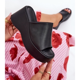 Slippers pour femmes en cuir Eco sur la plate-forme et coins noirs 1