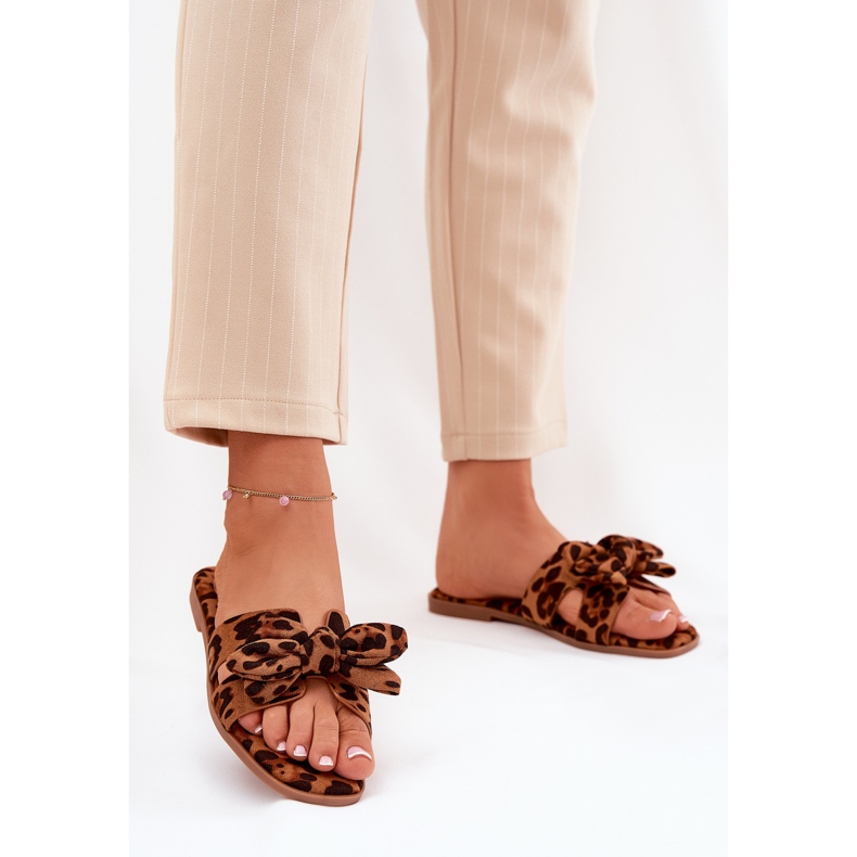 Les tongs plats des femmes avec un arc de léopard d'arc brun 2