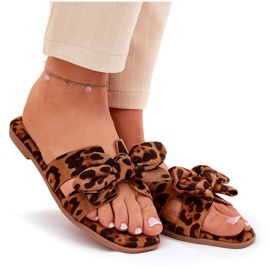 Les tongs plats des femmes avec un arc de léopard d'arc brun 10